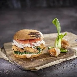 Kraukšķīgo garneļu burgers ar krēmīgiem krabju salātiem un halapenjo majonēzi Kraukšķīgo garneļu burgers ar krēmīgiem krabju salātiem un halapenjo majonēzi